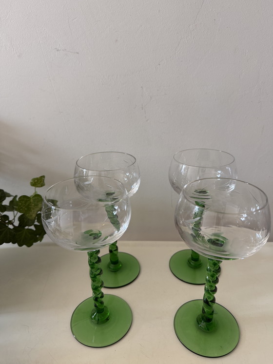 Image 1 of Set di 4 bicchieri da vino con base verde ritorta