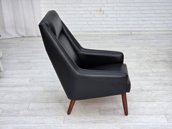 Image 1 of Deense fauteuil met hoge rugleuning uit de jaren 70, zwart kunstleer, poten van teakhout.