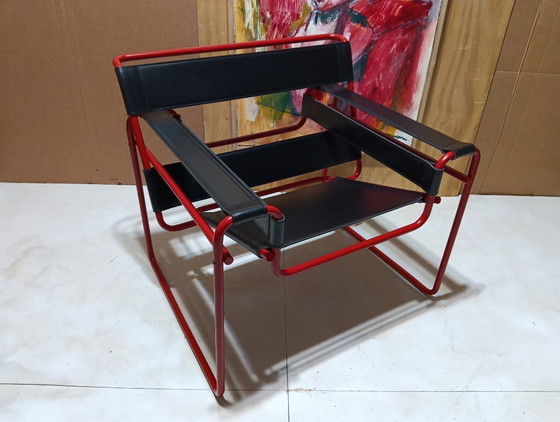 Image 1 of Bolso Knoll Wassily B3 rojo mate, nuevo-usado, en piel negra, de Marcel Breuer.