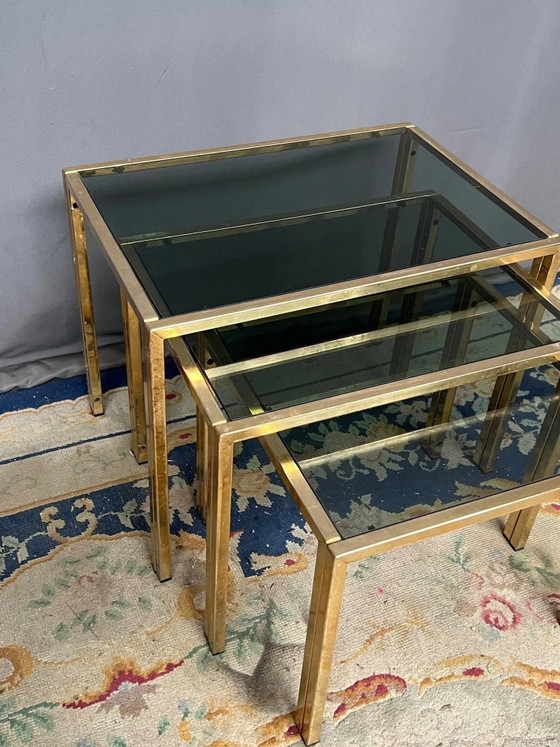 Ensemble de trois tables gigognes de style Hollywood Regency., Tables d'appoint, Laiton (photo 3 sur 6)
