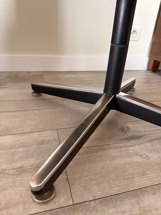 Image 1 of Rara coppia di sedie direzionali Charles Pollock per Knoll – Pelle bordeaux e cromo