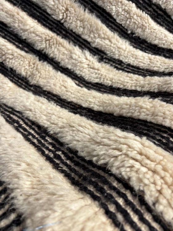Image 1 of Tapis berbère marocain en laine noire et blanche 115 x 165 cm
