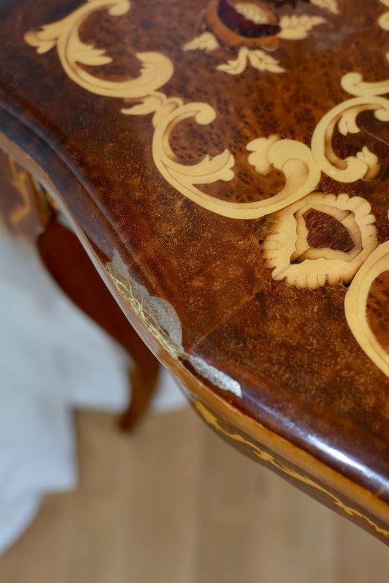 Image 1 of Vintage Louis XV salontafel met marqueterie, Franse rococo houten tafel met inlegwerk, Europees antiek meubilair, tafel met bloe