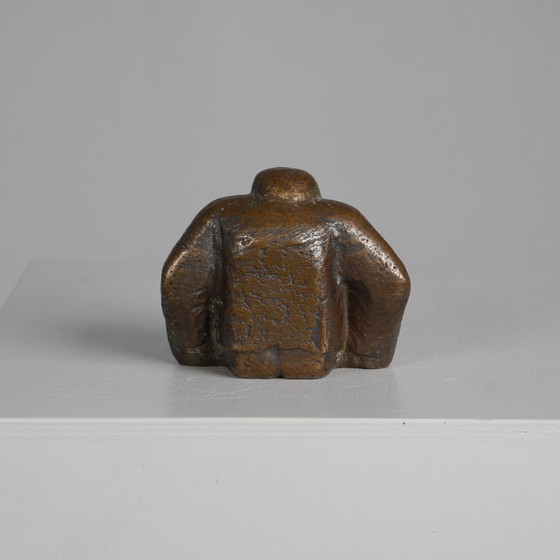 Bronzeskulptur einer kauernden männlichen Figur, signiert LN – Bildhauerei (photo 4 of 10)