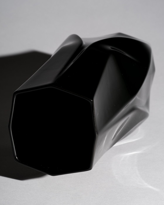 Image 1 of Vaso "Weave" di Zaha Hadid per Rosenthal
Porcellana nera lucida, Germania, XXI secolo