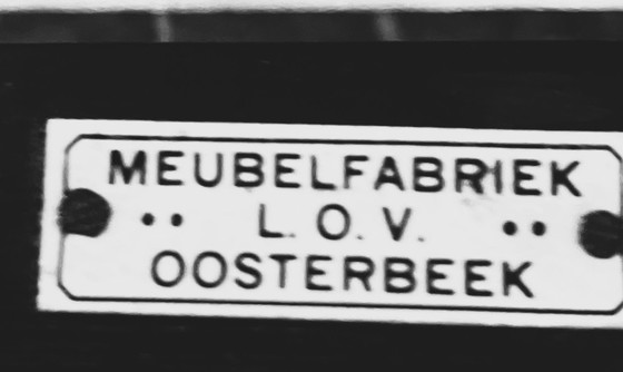 Image 1 of 4 chaises de salle à manger et une table de l'usine de meubles L.O.V. d'Oosterbeek