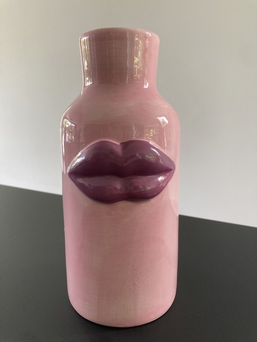 Hot lips vase
