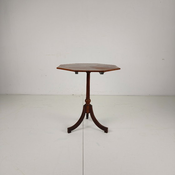 Image 1 of Mesa inglesa del siglo XIX con tapa inclinada en estilo chinoiserie