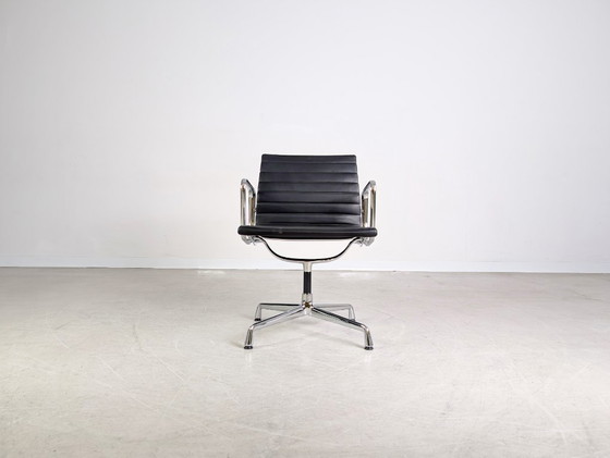 Image 1 of Originele set van 3 Vitra Charles & Ray Eames stoelen EA 108, zwart leer.