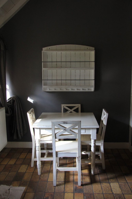 fa Flamant un ensemble de cuisine blanchi à la chaux, 4 chaises, une table et une étagère murale