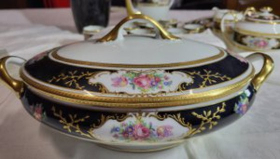 Image 1 of Ancienne Manufacture Royale de Limoges Porcelain and Gold Tableware France 1980 Set of 75