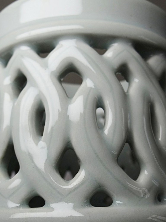Image 1 of Portacepillos de porcelana celadón calada, estilo Joseon coreano, siglo XX.
