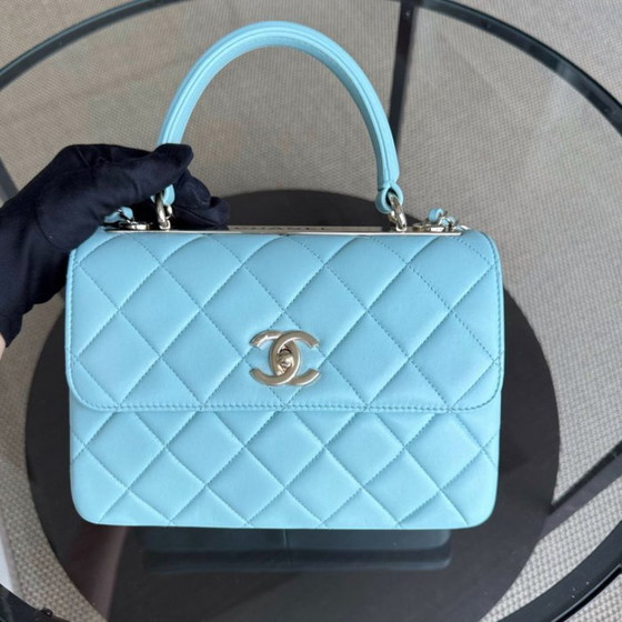 Image 1 of Borsa Chanel Trendy CC piccola - Pelle di agnello trapuntata color Tiffany con finiture dorate