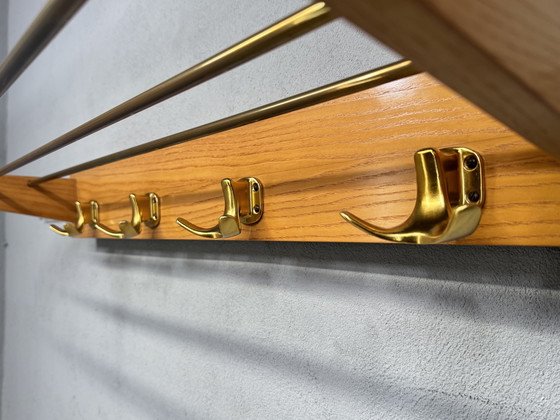 Image 1 of Appendiabiti vintage di metà secolo: legno e ottone, design senza tempo