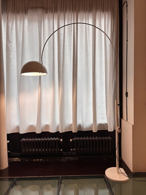 Lampada da terra Coupé Ad Arco Joe Colombo per Oluce, design vintage in cromo bianco