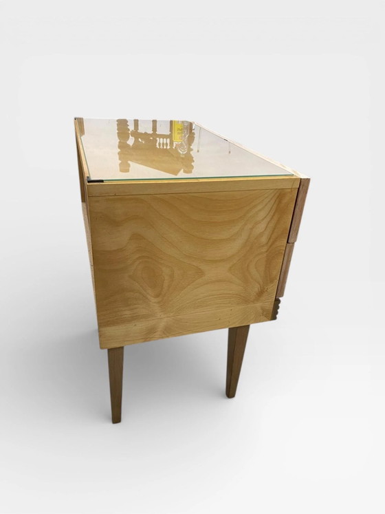 Table de nuit / Commode Vintage Mid Century – Placage érable – Poignées laiton – Plateau verre – Années (photo 6 of 10)