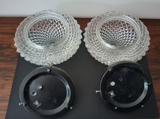 Image 1 of 2 lampade da soffitto vintage con rilievo a forma di ananas e rosone nero massiccio.