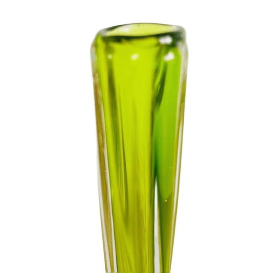 Image 1 of Vase vintage en verre vert torsadé, style milieu du siècle, années 1950