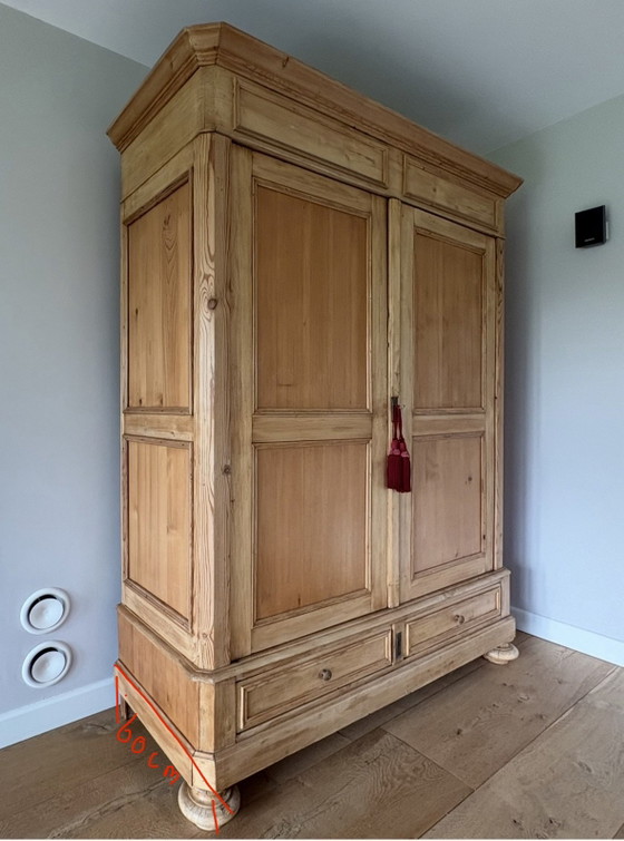 Image 1 of Prachtige, grote en stijlvolle grenen houten kast. 