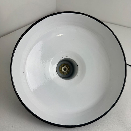 Image 1 of Lampada a sospensione industriale antica, smaltata, per officina.