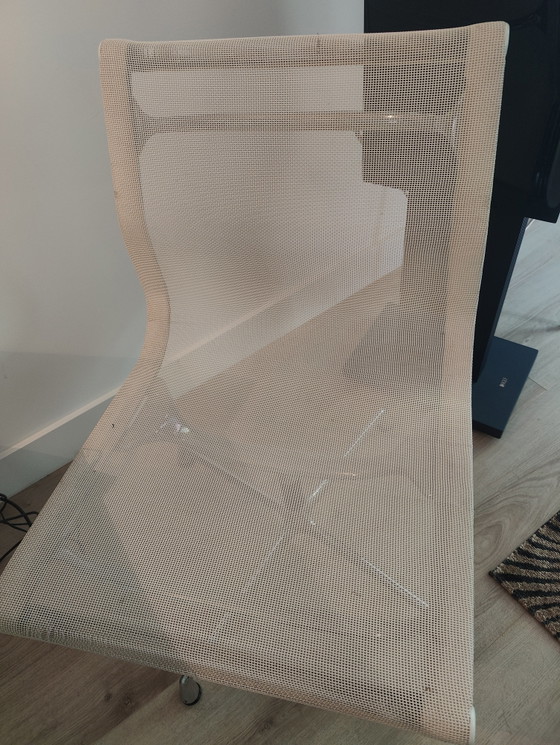 Image 1 of 3 sedie girevoli Vitra EA 108 con rivestimento in rete bianca
