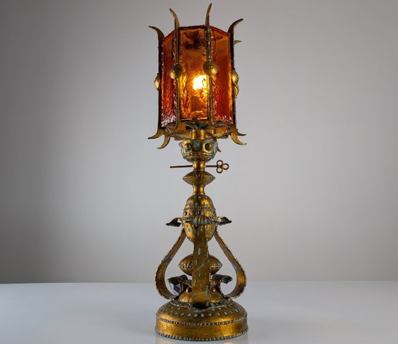 Image 1 of Grande lampe de table lombarde en métal doré et verre rouge martelé
