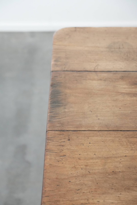 Image 1 of Antieke Franse salontafel gemaakt van vruchtenbomenhout uitgevoerd met twee lades