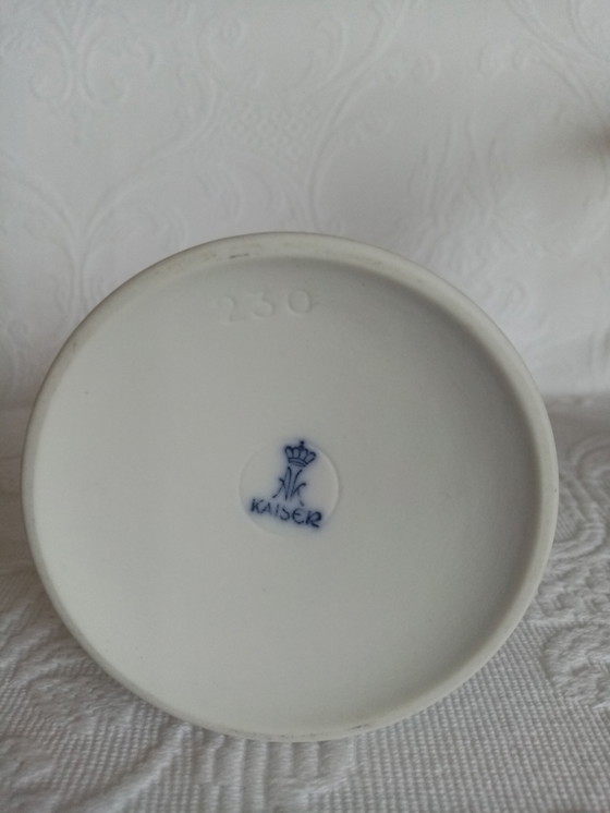 Image 1 of Vaso decorativo fossile "Kaiser" in porcellana biscuit anni '60 (21,50 cm)