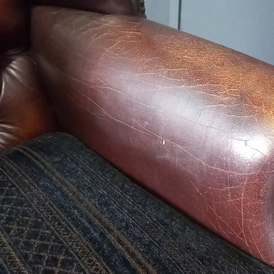 Image 1 of Steigern Sie Ihr Wohngefühl mit diesem beeindruckenden Set Chesterfield-Ohrensesseln aus Kuhfell!