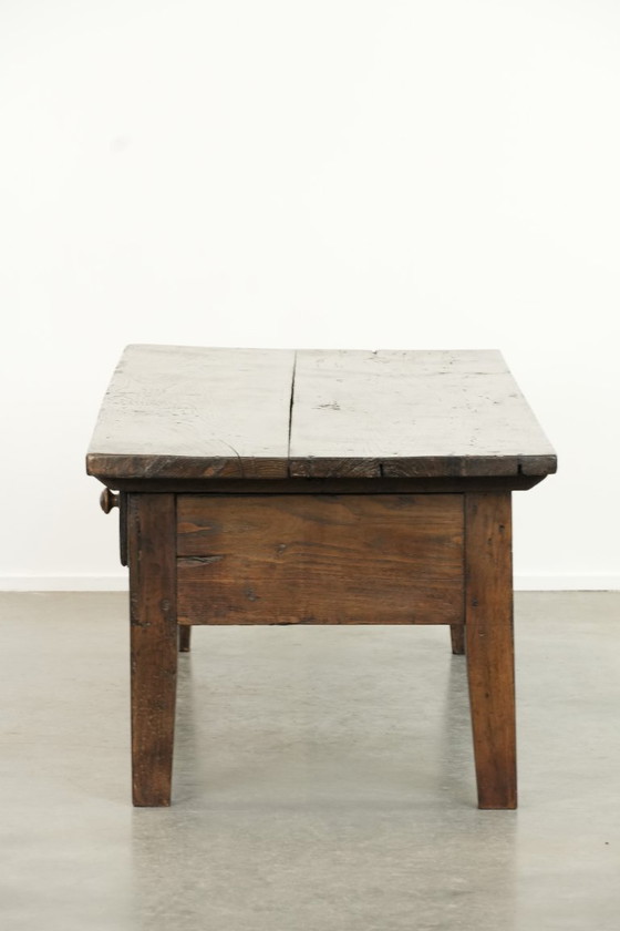Image 1 of Mesa de centro antigua del siglo XVIII, de madera de castaño, procedente del sur de Europa, con dos cajones.