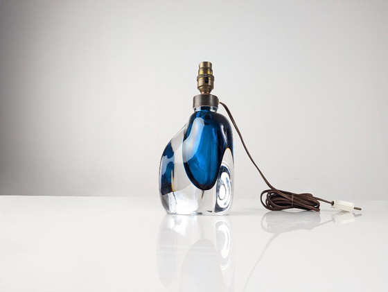 Image 1 of Orrefors Schwedische Moderne Tischlampe aus blauem Überfangglas, nummeriert, 1950er Jahre