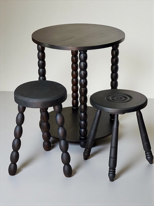 Ensemble table d'appoint et 2 tabourets, bois teinté noir Circa 1950
