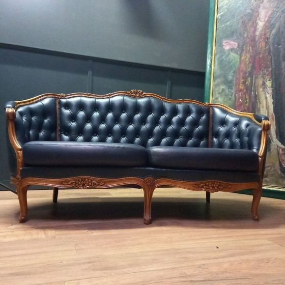 Image 1 of Irresistibile divano Chesterfield vittoriano a due posti in blu navy: un vero colpo d'occhio!