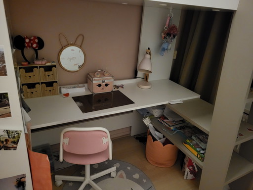 Hoogslaper Met Bureau En Kast