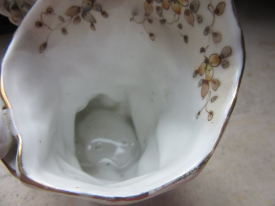 Image 1 of Jarrón antiguo con forma de concha, decorado con un elfo/bufón/niño y un pájaro - Volkstedt