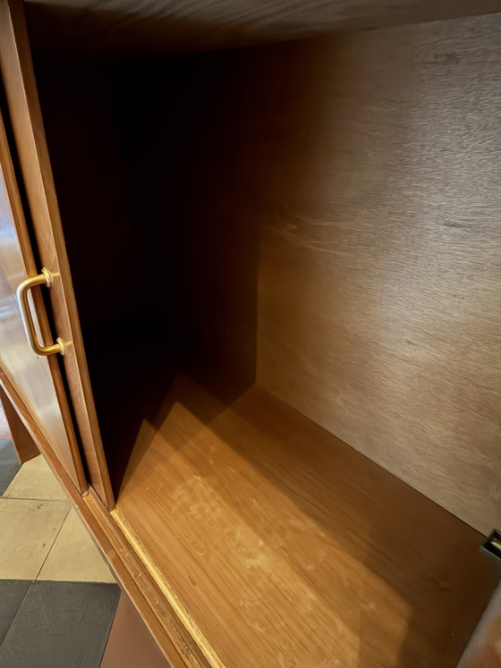 Image 1 of Mobiletto vintage in stile scandinavo con ante in vetro