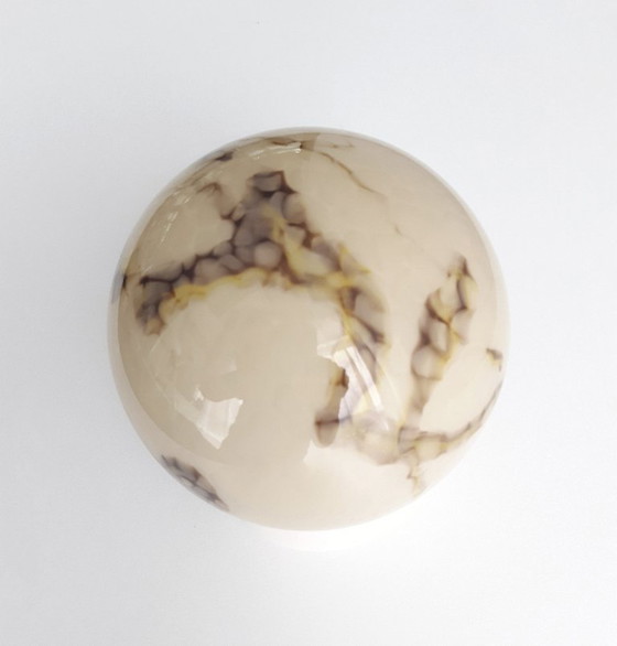 Image 1 of Plafonnier Art Déco exceptionnel en verre marbré, modèle sphérique Art Déco, taille moyenne