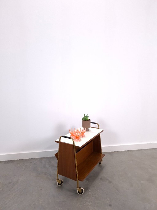 Table d'appoint vintage années 50 porte-revues avec plateau en formica, teck et roues en laiton, chariot