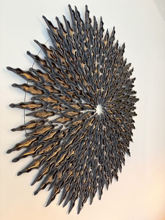 Zwarte Porseleinen Wanddecoratie Met Goudkleurige Glazuur – Beeldhouwkunst, Porcelain (photo 6 of 6)