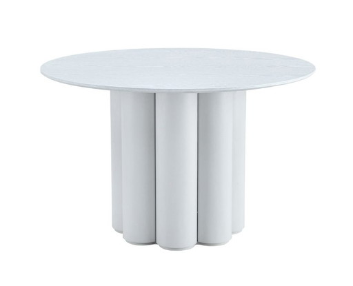 Mesa de comedor blanca con flores: diseño elegante y moderno.