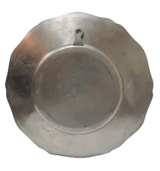 Image 1 of Piatto da parete vintage in peltro con composizione floreale pressata o essiccata incastonata nella resina