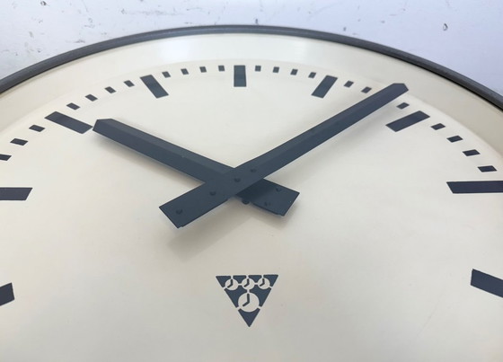 Image 1 of Grote grijze industriële fabriekswandklok van Pragotron, jaren 60