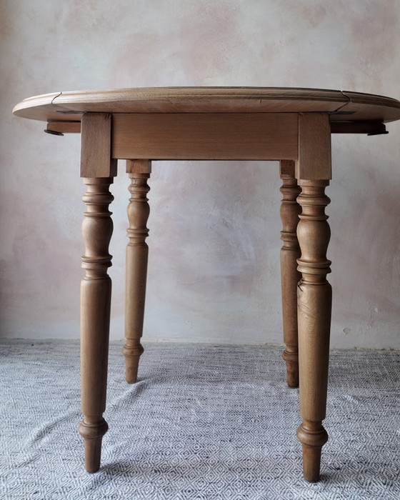 Image 1 of Mesa pequeña redonda plegable de madera de haya: encanto rústico.