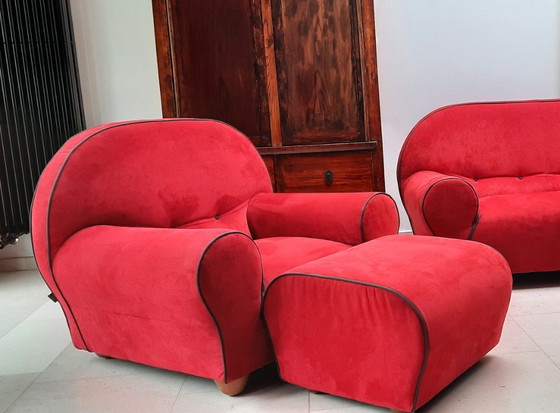 Image 1 of prachtige design zitgroep van Cinna (Frans meubelmerk) met tweezitsbank, ruime fauteuil,bijpassende poef in opvallende rode stof