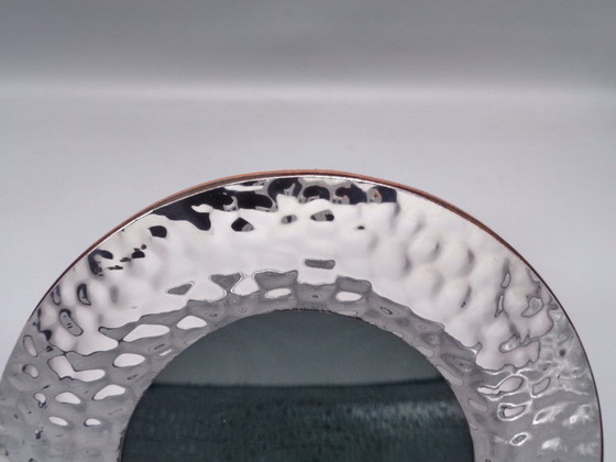 Image 1 of Handgemaakt en gehamerd fotolijstje van verzilverd metaal, 10 cm diameter.