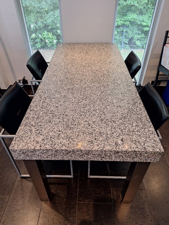 Image 1 of Mesa de comedor de granito con patas de acero inoxidable