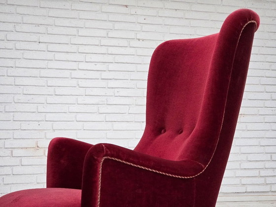 Image 1 of Fauteuil danois des années 1970, revêtement en velours rouge cerise, pieds en frêne.