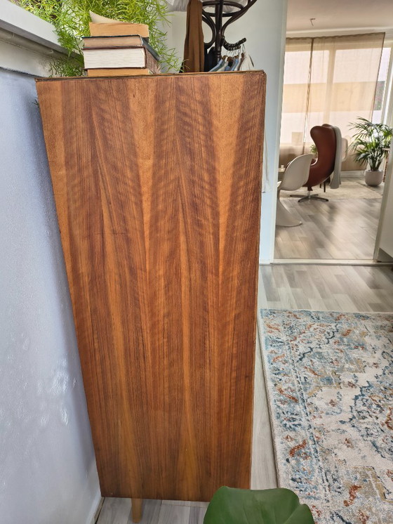 Image 1 of Armoire à linge/placard de rangement vintage années 1950/60 | Bois de noyer