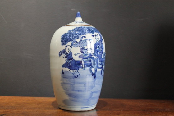 Image 1 of Antico vaso cinese con coperchio blu e bianco raffigurante Quilin
