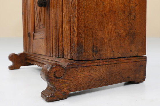 Image 1 of Armario belga de una sola puerta, tallado a mano, del siglo XVI en roble macizo.